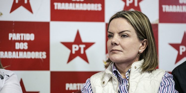 Gleisi rebate críticas de advogado a Lula: ‘Nunca se isolou do povo brasileiro’