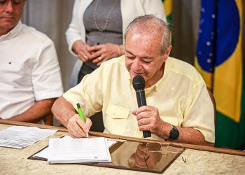 Prefeito sanciona lei que aplica reajuste de 6,5% aos professores da rede municipal de Teresina