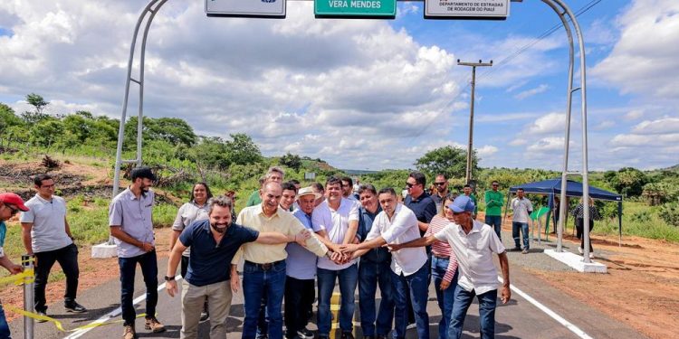 Governador  inaugura recuperação da PI 245 e unidade do Saúde Digital em Vera Mendes