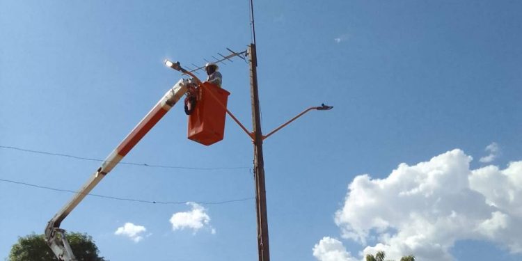 Teresina recebe ações de manutenção na iluminação pública em diversos bairros