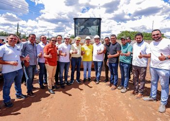 Em Ribeira do Piauí, governador vistoria obras de rodovia, inaugura praça e sistema de abastecimento de água