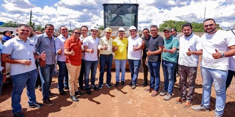 Em Ribeira do Piauí, governador vistoria obras de rodovia, inaugura praça e sistema de abastecimento de água
