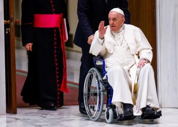 Papa Francisco deve ter alta hospitalar neste domingo (23)