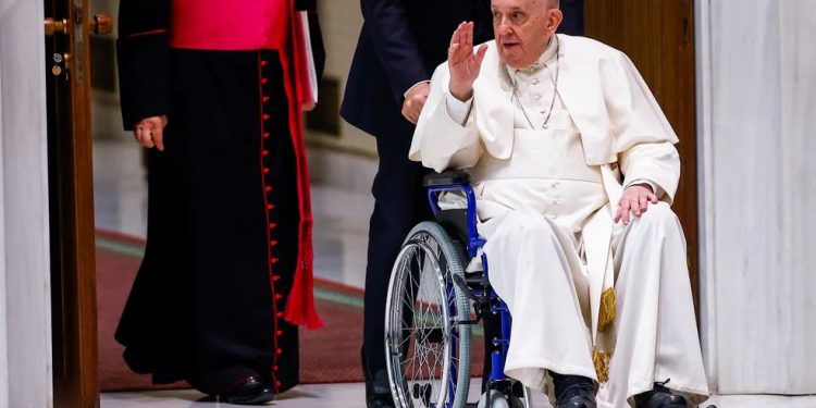 Papa Francisco deve ter alta hospitalar neste domingo (23)