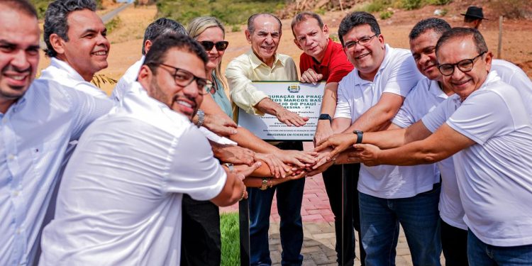 Governador inaugura praça e anuncia novas obras em Brejo do Piauí