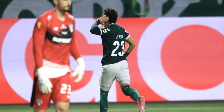 Palmeiras vence São Paulo com pênalti polêmico e avança à final do Paulistão