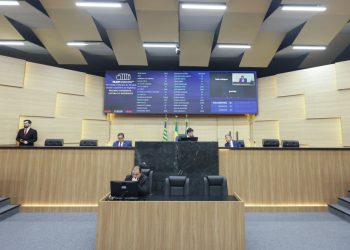 Com apenas três deputados no plenário, Severo Eulálio cobra presença de parlamentares na Alepi