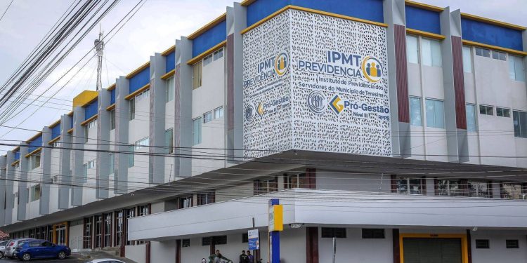 IPMT realiza pagamento retroativo para professores aposentados e pensionistas