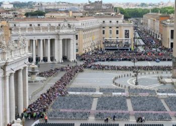 Funeral e sepultamento do papa Francisco são realizados neste sábado (26)