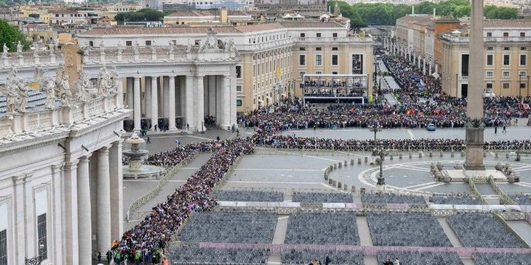 Funeral e sepultamento do papa Francisco são realizados neste sábado (26)