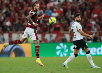 Mirando a liderança do Brasileiro, Flamengo enfrenta Corinthians neste domingo (27)