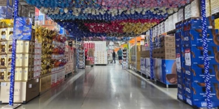 PÁSCOA: Assaí aposta em variedade e reformula exposição de ovos de chocolates e produtos presenteáveis