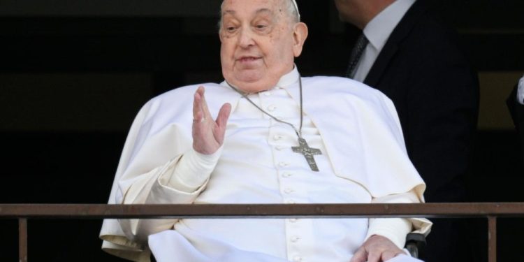Papa Francisco critica a economia que mata em mensagem de Sexta-feira Santa