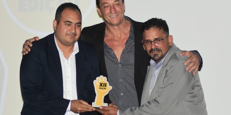 Noite de homenagens: prefeito Silvio Mendes e secretário de Comunicação recebem prêmios por destaque em 2024