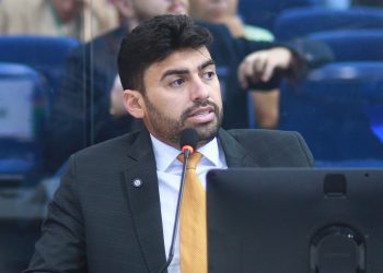Draga Alana cobra explicações da Águas de Teresina sobre falta de água na zona sudeste
