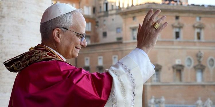 Papa Leão XIV celebra Missa com os cardeais na Capela Sistina na sexta-feira (9)