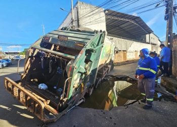 Caminhão de lixo fica preso em cratera aberta pela Águas de Teresina no bairro Redenção