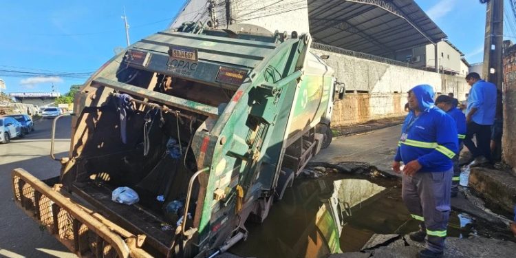 Caminhão de lixo fica preso em cratera aberta pela Águas de Teresina no bairro Redenção