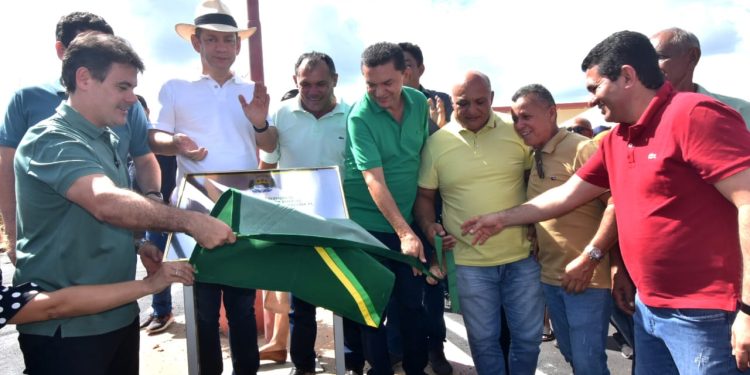 Severo Eulálio inaugura asfaltamento em 20 ruas das cidades de São João da Canabrava e Sussuapara