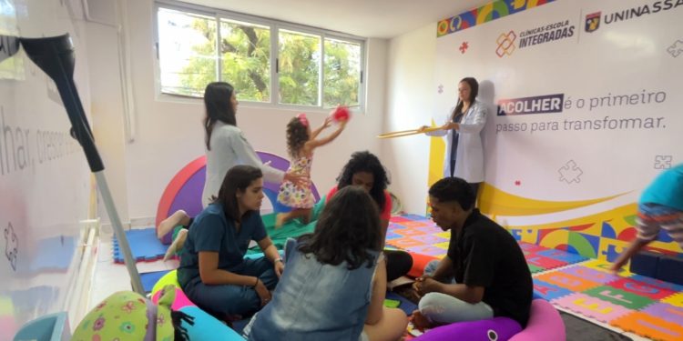 Publicado edital de iniciativa que oferta 100 bolsas de graduação EaD gratuitas para pessoas com TEA e mães de crianças autistas