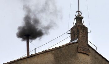 Conclave: a primeira fumaça é preta