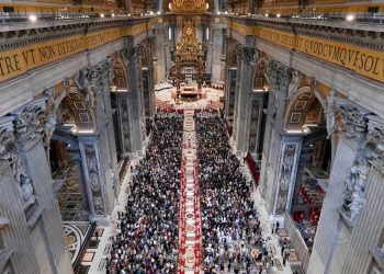 Em missa do conclave, cardeal pede ‘papa que a humanidade precisa’