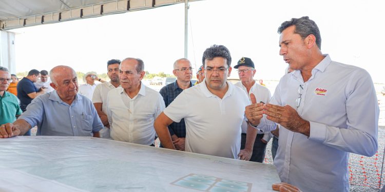 Em Uruçuí, governador acompanha obras de frigorífico de aves que irá gerar 20 mil empregos
