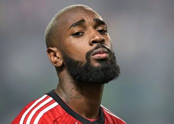 “Traidor”: torcida do Flamengo detona Gerson em embarque para o Mundial