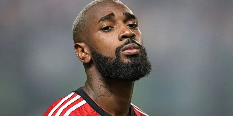 “Traidor”: torcida do Flamengo detona Gerson em embarque para o Mundial