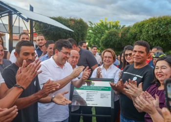 Governador inaugura praças e pavimentação asfáltica em homenagem aos 71 anos de Água Branca