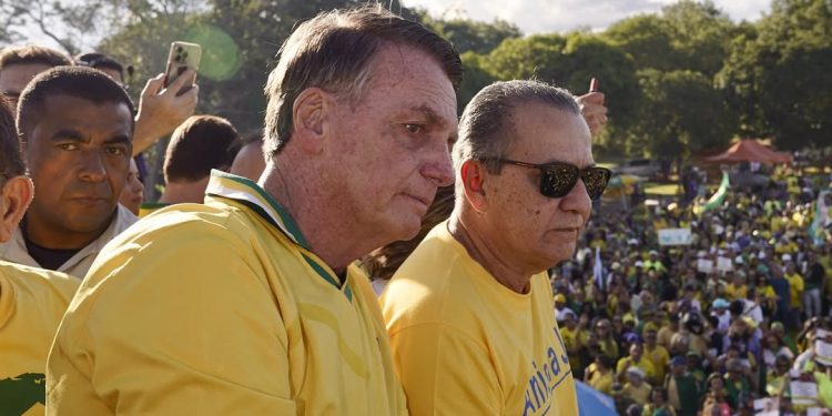 Bolsonaro testa hoje (29) fidelidade de aliados com novo ato contra cerco do STF