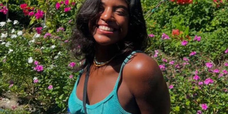 Brasileira que caiu em vulcão na Indonésia é encontrada morta nesta terça (24), diz família