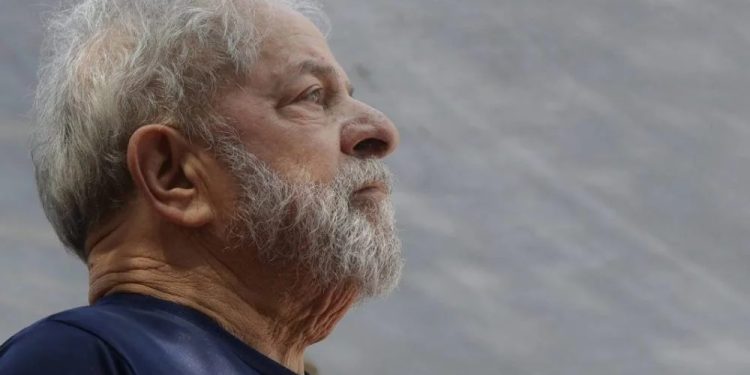 Lula perde influência no exterior e é impopular em casa, diz The Economist
