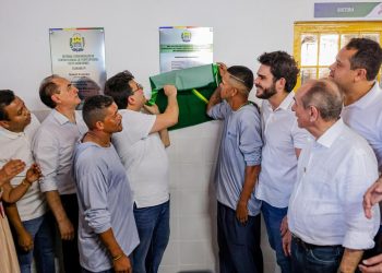 Governador reforma de escola, autoriza melhoria no cais e entrega títulos de imóveis em Floriano