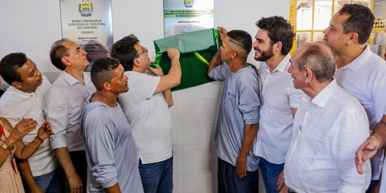 Governador reforma de escola, autoriza melhoria no cais e entrega títulos de imóveis em Floriano
