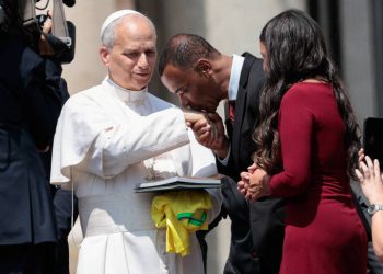 Cafu e Mariah Morais se encontram com o Papa Leão XIV