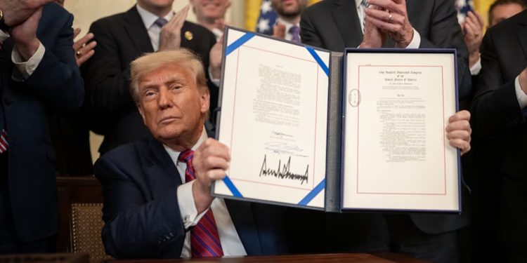 Acordos avançam no mundo, e Brasil se isola a oito dias do tarifaço dos EUA