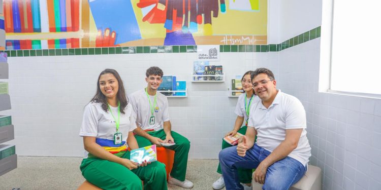Em Corrente, governador inaugura reforma de escola e participa da 48ª Expocorrente
