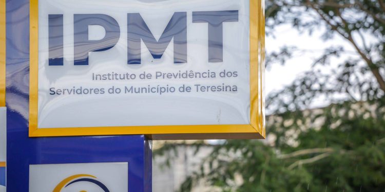 Prefeitura paga 1ª parcela do 13ª salário dos aposentados e pensionistas e alerta sobre a prova de vida