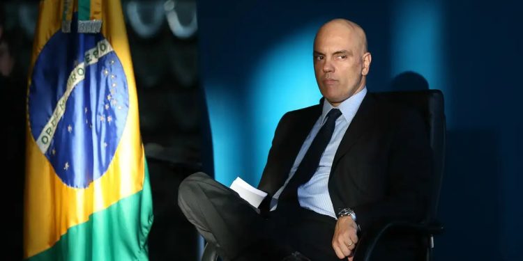 “Quem comanda o Brasil é Alexandre de Moraes”, disse Bolsonaro em entrevista à Reuters