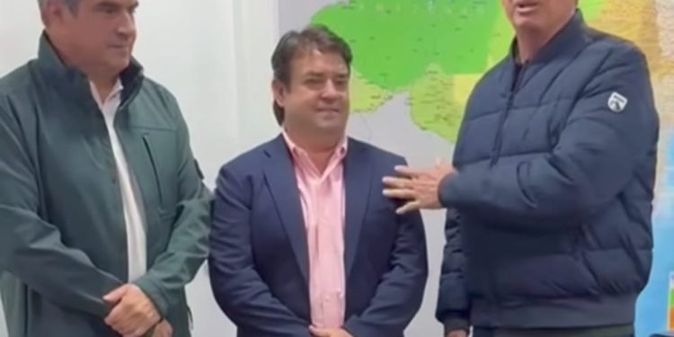 Ao lado de Ciro Nogueira, Jair Bolsonaro anuncia Thiago Junqueira como pré-candidato a senador