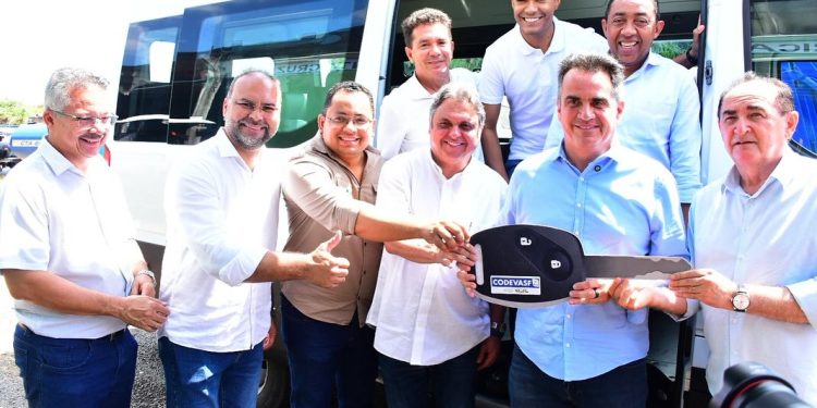 Cidade de Floriano ganha Van e kits de irrigação entregues pela CODEVASF