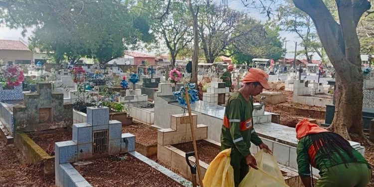 Prefeitura de Teresina realiza mutirão de limpeza no Cemitério do Renascença para o Dia dos Pais