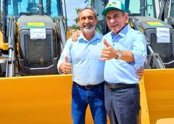 Prefeitura de Santo Antônio de Lisboa recebe retroescavadeira para melhorar as estradas
