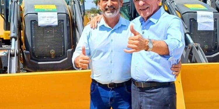 Prefeitura de Santo Antônio de Lisboa recebe retroescavadeira para melhorar as estradas