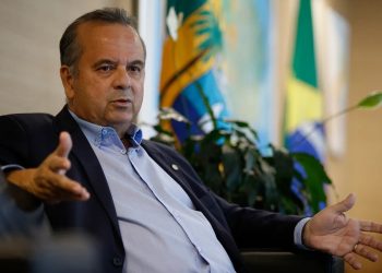 Oposição defende que presidente Lula desça do palanque e negocie com os EUA