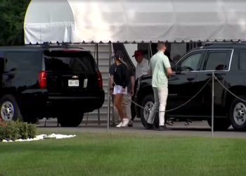 Trump joga golfe nos EUA após ser alvo de fake news sobre morte