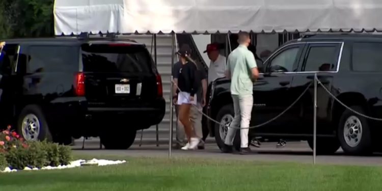 Trump joga golfe nos EUA após ser alvo de fake news sobre morte