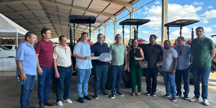 Georgiano Neto participa de entrega de veículos e máquinas para municípios piauienses pela Codevasf