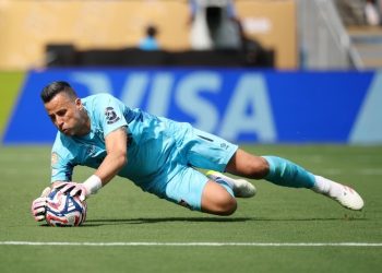 Fábio vira jogador com mais partidas disputadas no futebol mundial